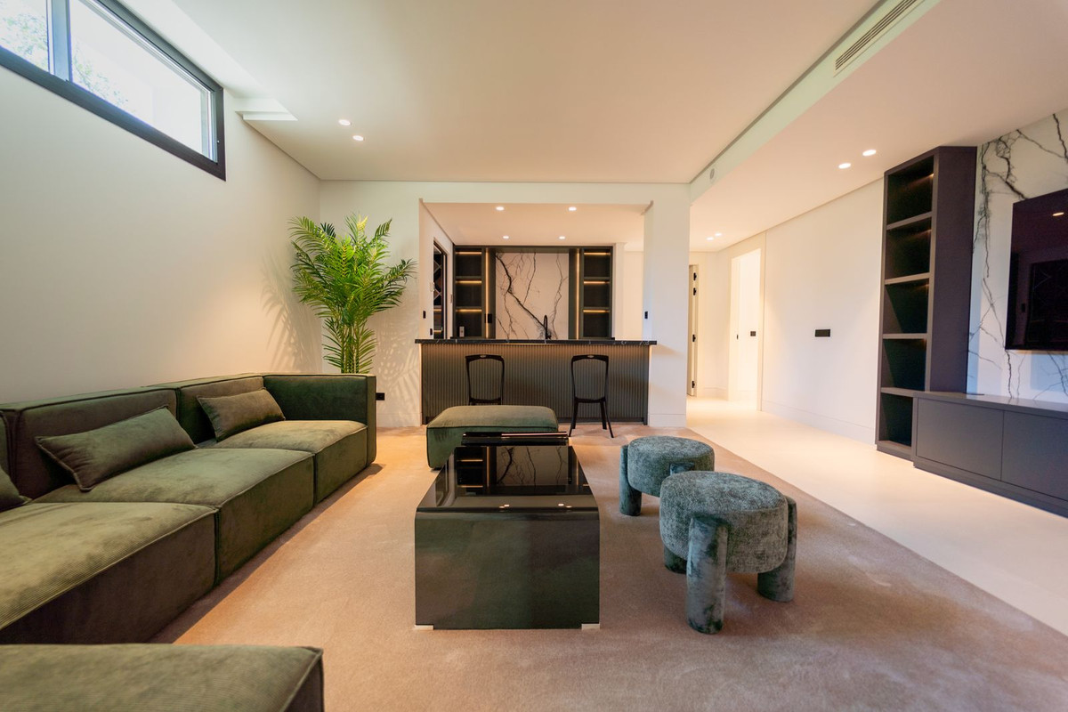 5 Bed Townhouse for sale in Nueva Andalucía Costa Del Sol, Málaga, Spain