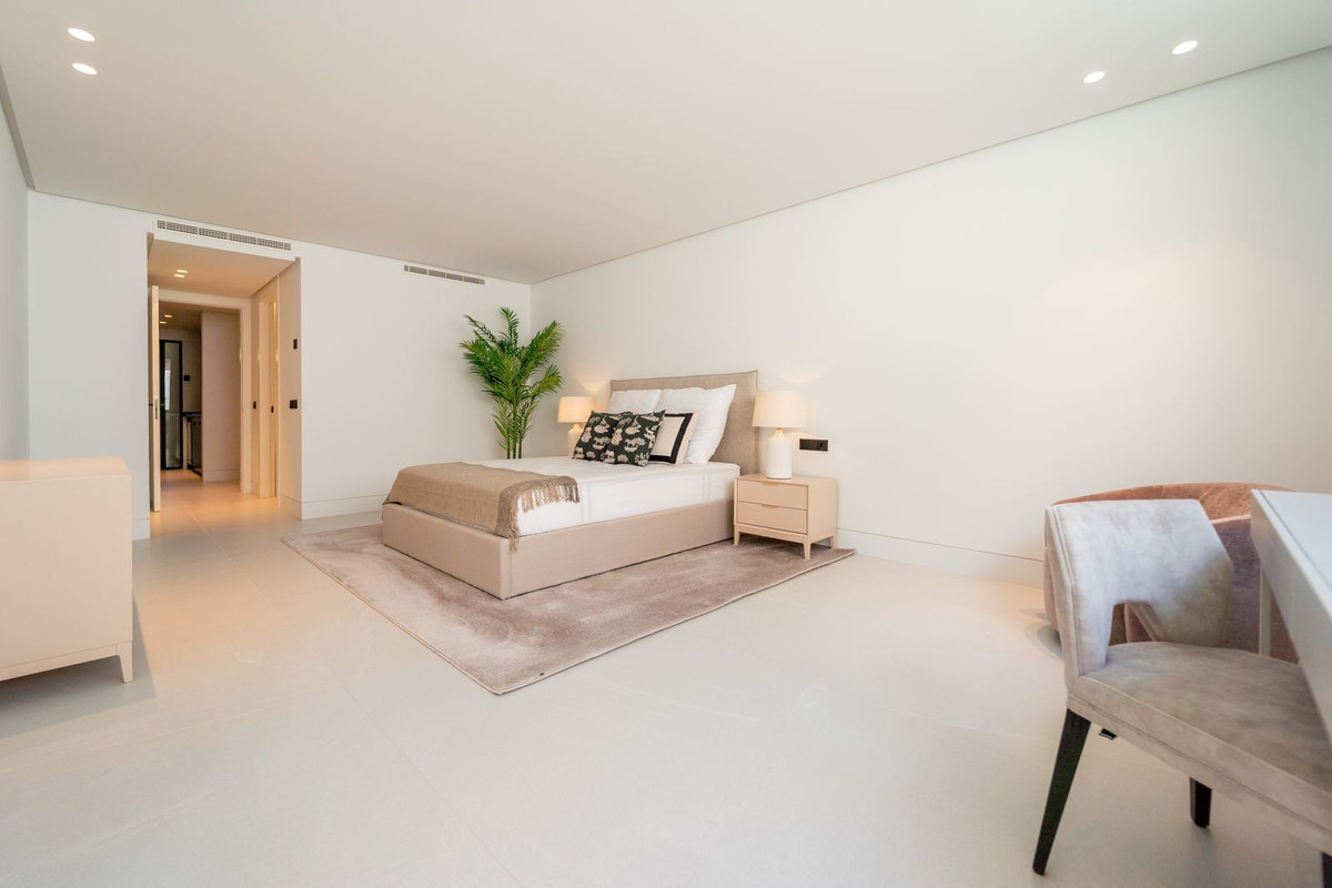 5 Bed Townhouse for sale in Nueva Andalucía Costa Del Sol, Málaga, Spain