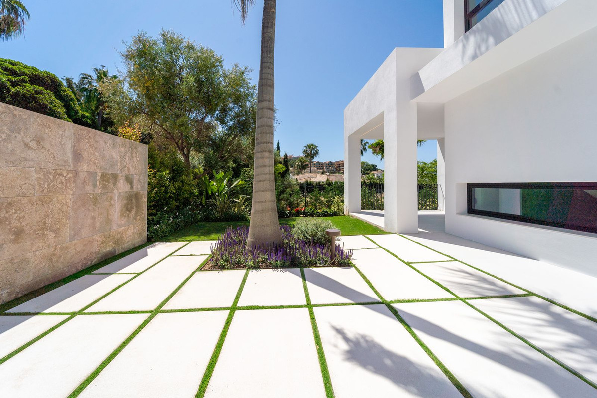 5 Bed Townhouse for sale in Nueva Andalucía Costa Del Sol, Málaga, Spain