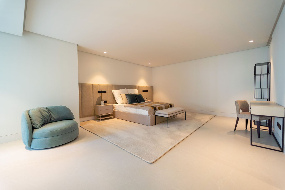 5 Bed Townhouse for sale in Nueva Andalucía Costa Del Sol, Málaga, Spain