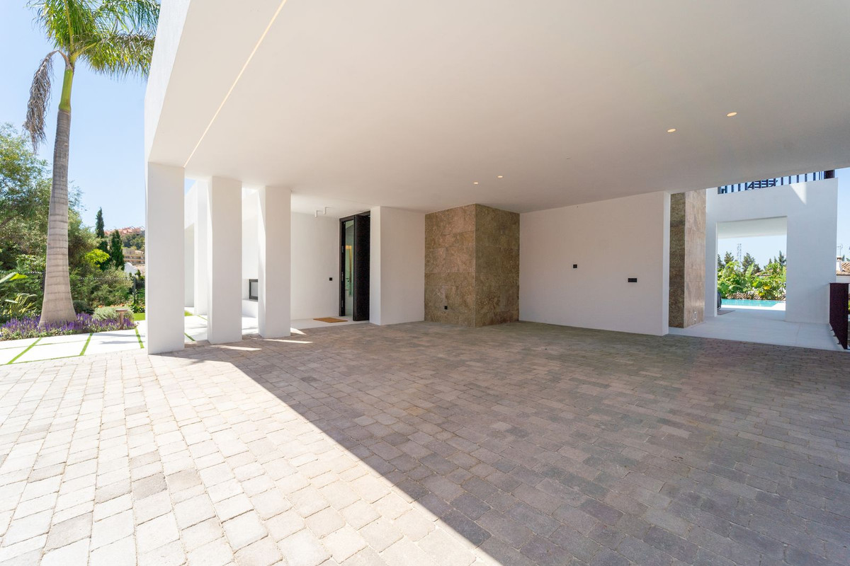 5 Bed Townhouse for sale in Nueva Andalucía Costa Del Sol, Málaga, Spain