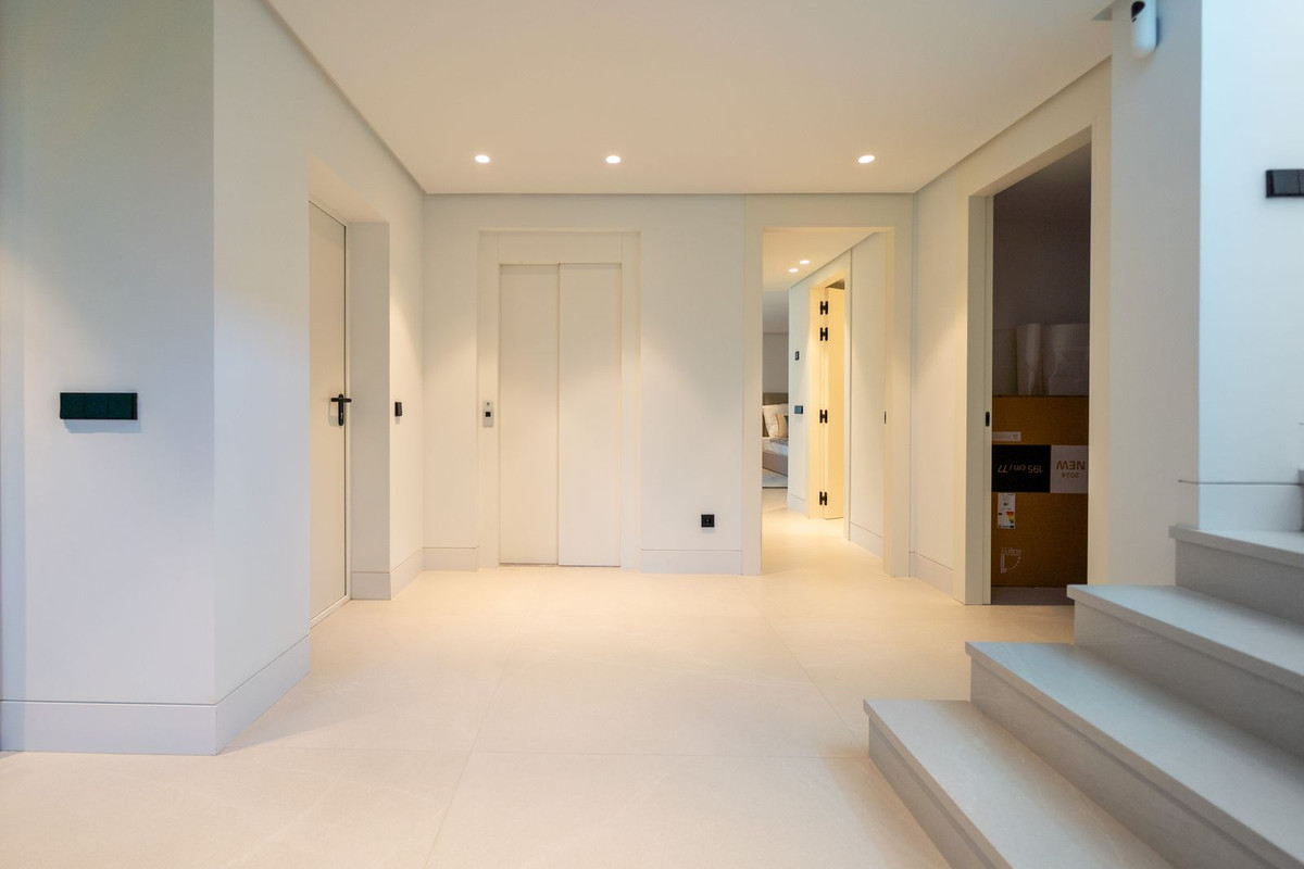 5 Bed Townhouse for sale in Nueva Andalucía Costa Del Sol, Málaga, Spain