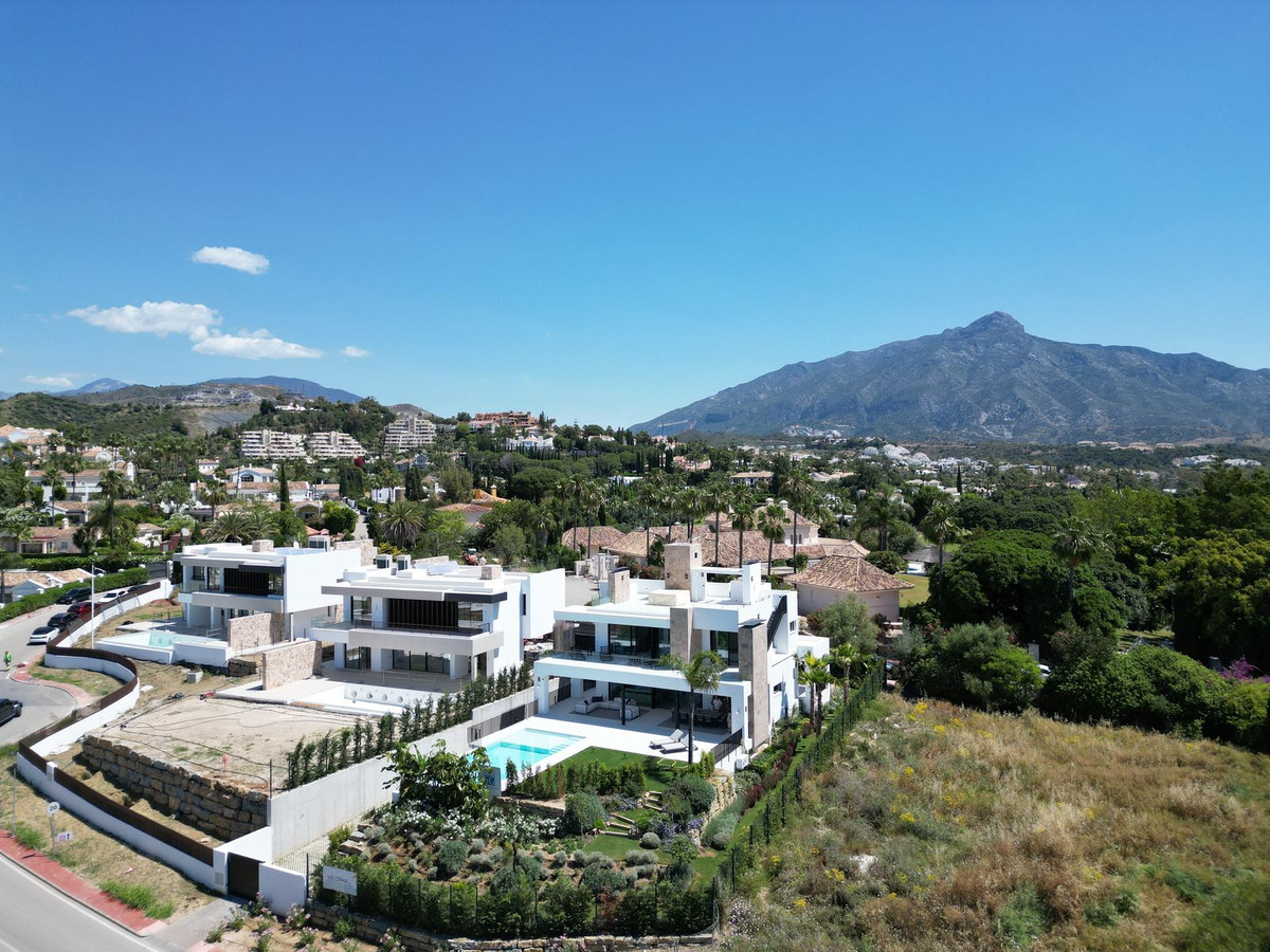 5 Bed Townhouse for sale in Nueva Andalucía Costa Del Sol, Málaga, Spain
