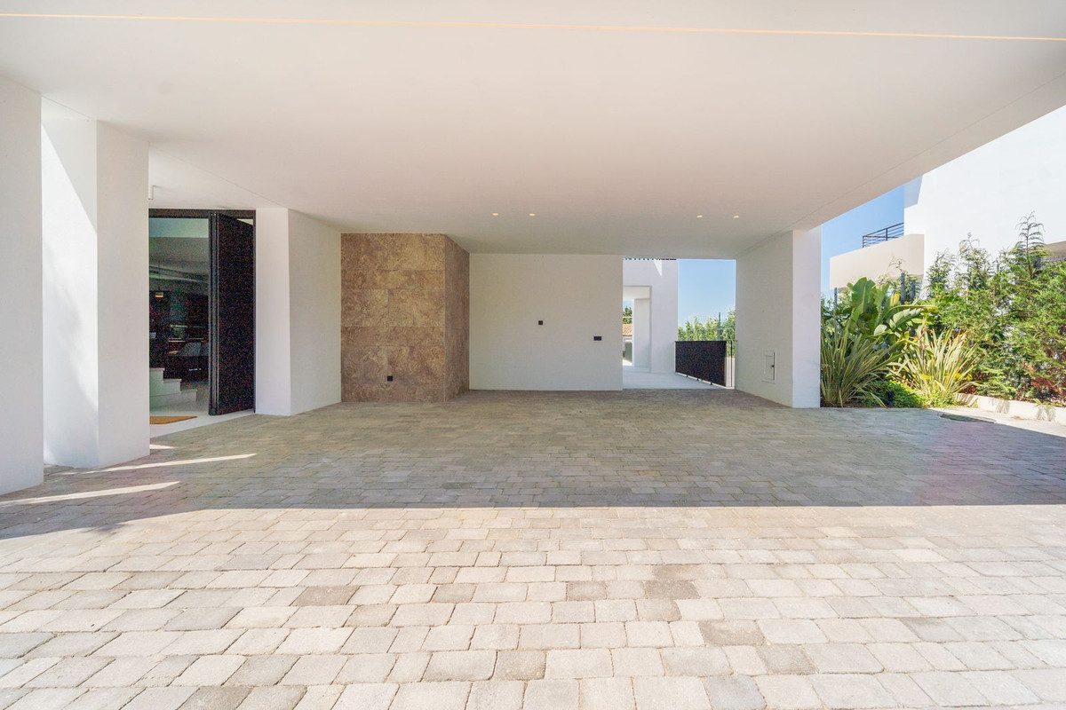 5 Bed Townhouse for sale in Nueva Andalucía Costa Del Sol, Málaga, Spain