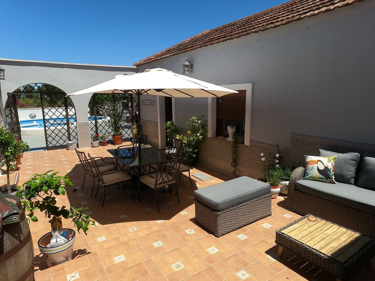 5 Bed Townhouse for sale in Jacarilla Costa Blanca, Alicante, Spain