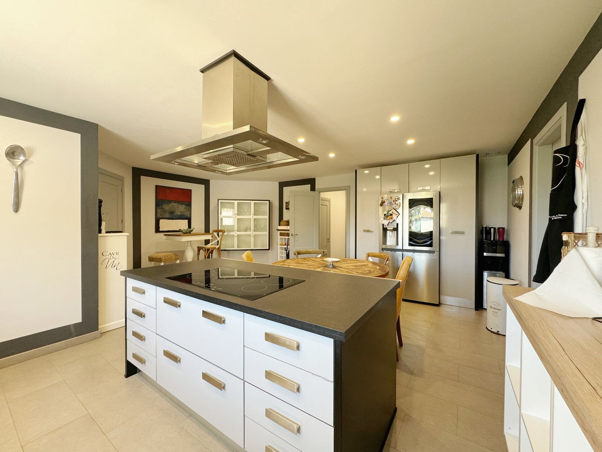 Se vende Villa - Chalet de 5 dormitorios en Costa Del Sol, Cadiz, España