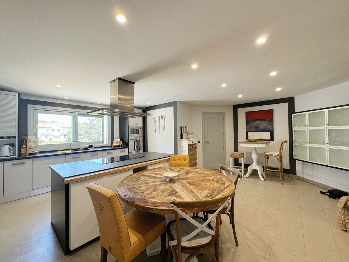Se vende Villa - Chalet de 5 dormitorios en Costa Del Sol, Cadiz, España
