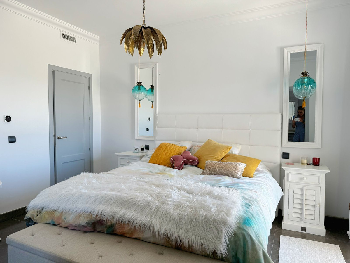 Se vende Villa - Chalet de 5 dormitorios en Costa Del Sol, Cadiz, España