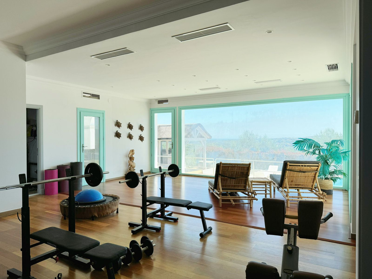 Se vende Villa - Chalet de 5 dormitorios en Costa Del Sol, Cadiz, España