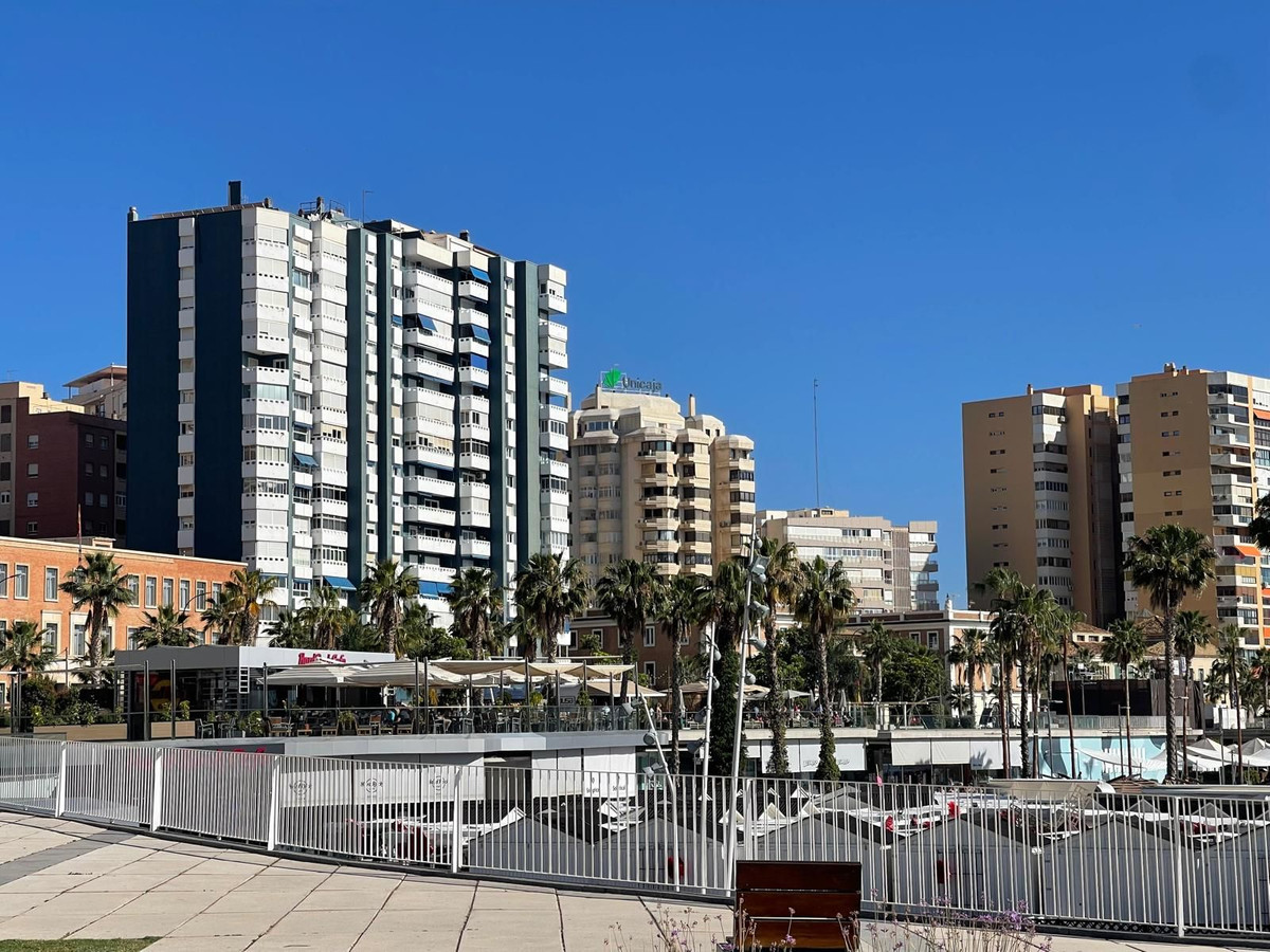 Se vende Apartamento Planta Media de 4 dormitorios en Málaga Ciudad, Málaga, España