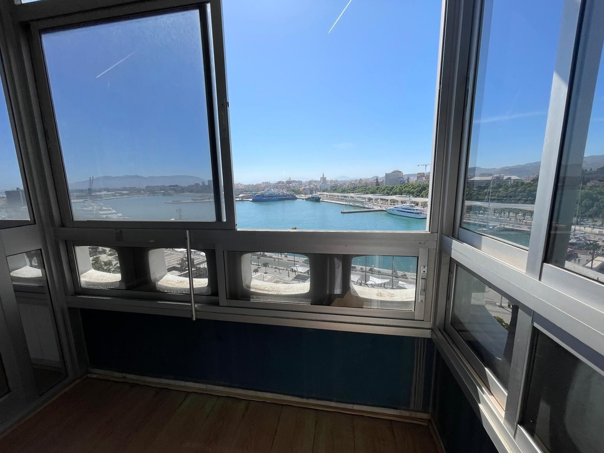 Se vende Apartamento Planta Media de 4 dormitorios en Málaga Ciudad, Málaga, España