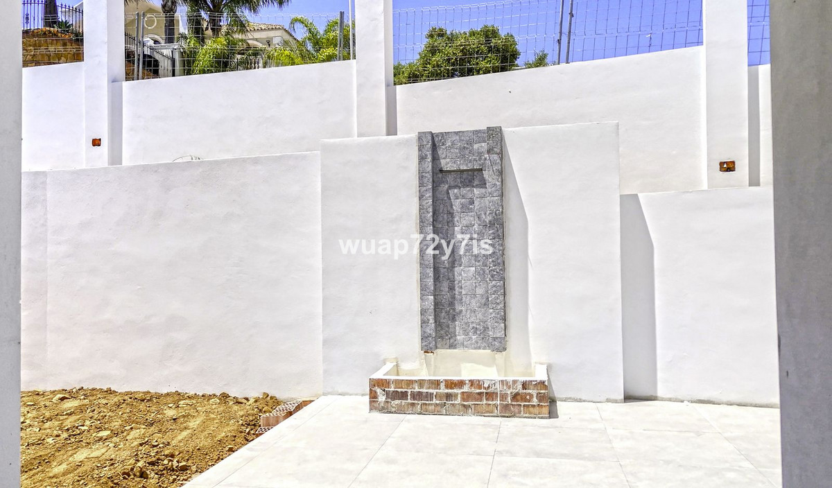 5 Bed Townhouse for sale in Benahavís Costa Del Sol, Málaga, Spain
