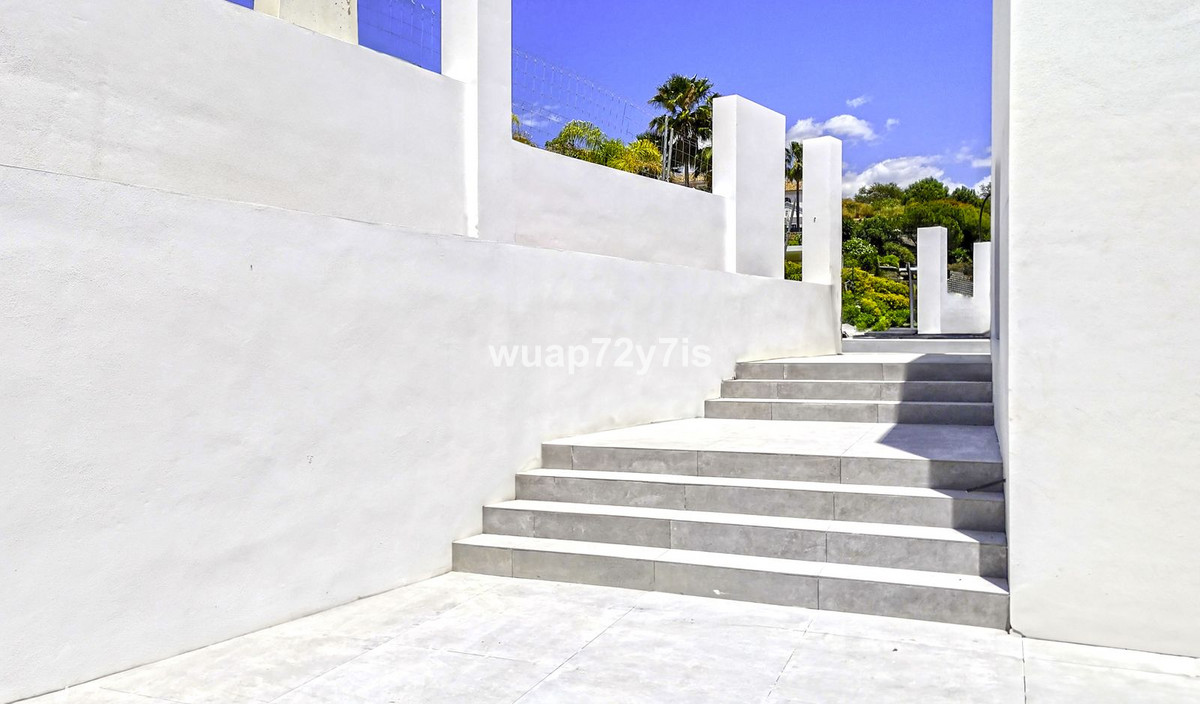 5 Bed Townhouse for sale in Benahavís Costa Del Sol, Málaga, Spain