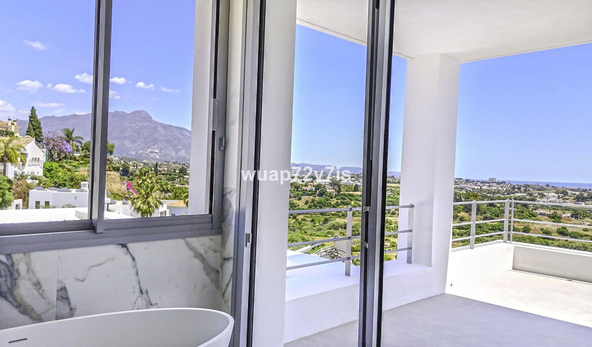5 Bed Townhouse for sale in Benahavís Costa Del Sol, Málaga, Spain