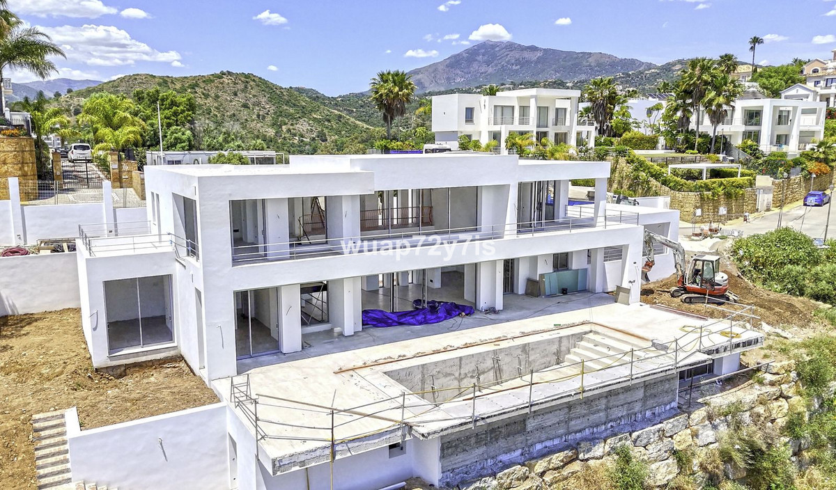 5 Bed Townhouse for sale in Benahavís Costa Del Sol, Málaga, Spain