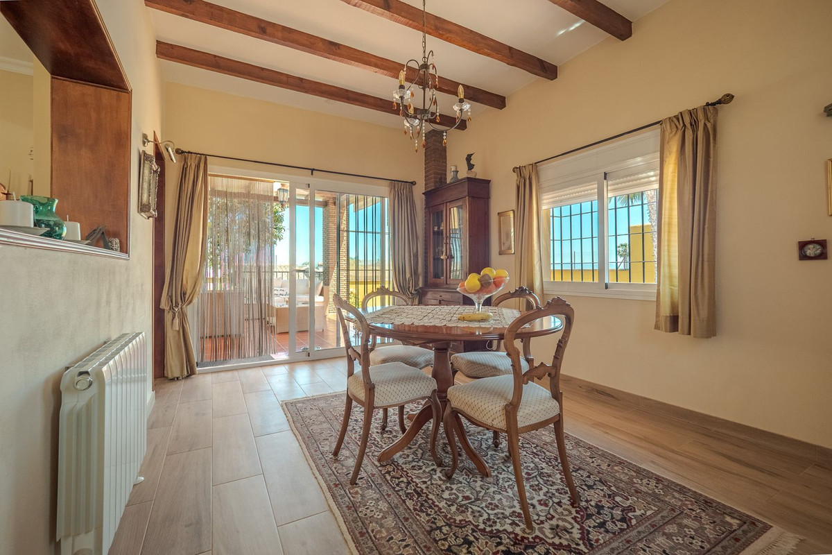 Se vende Villa - Chalet de 5 dormitorios en Costa Del Sol, Málaga, España