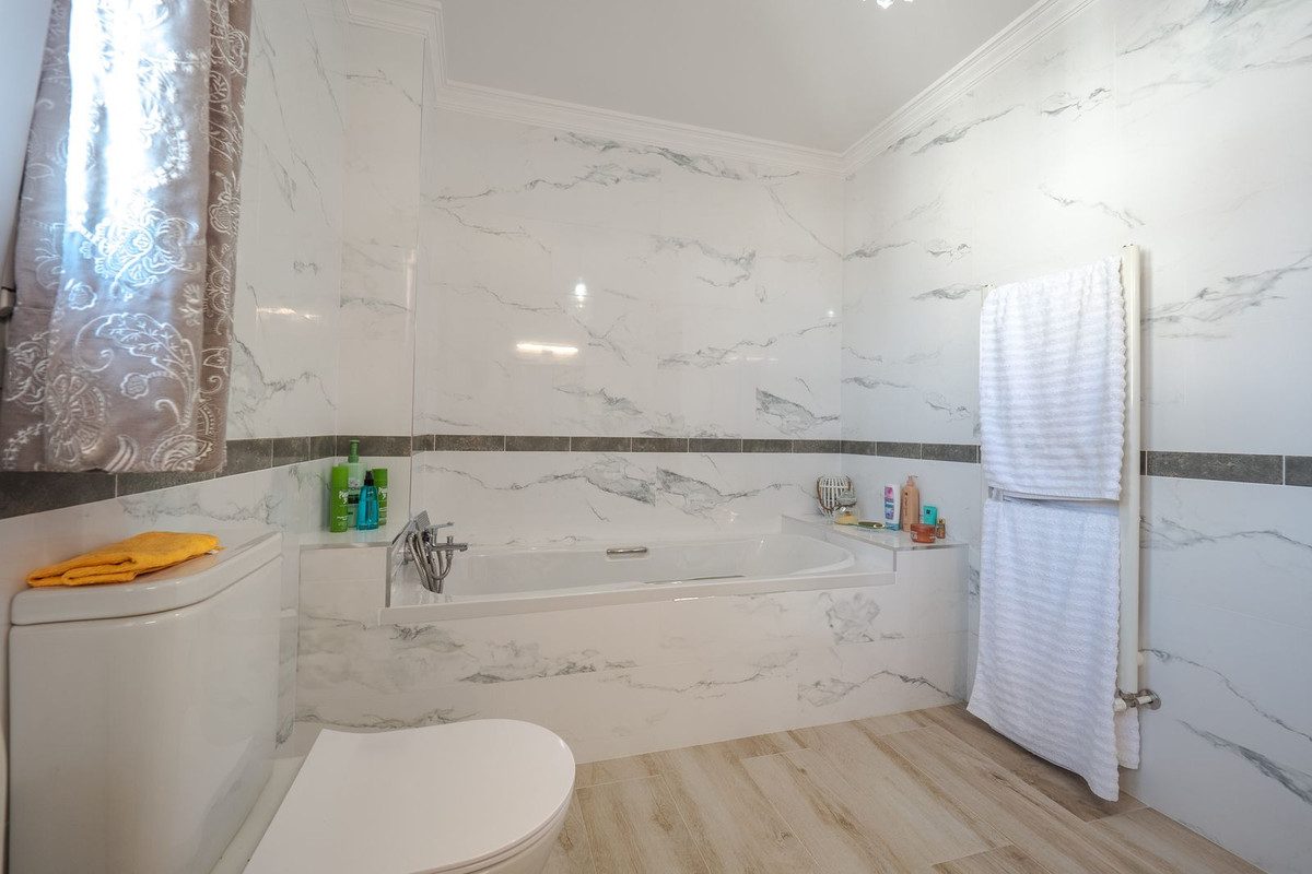 Se vende Villa - Chalet de 5 dormitorios en Costa Del Sol, Málaga, España