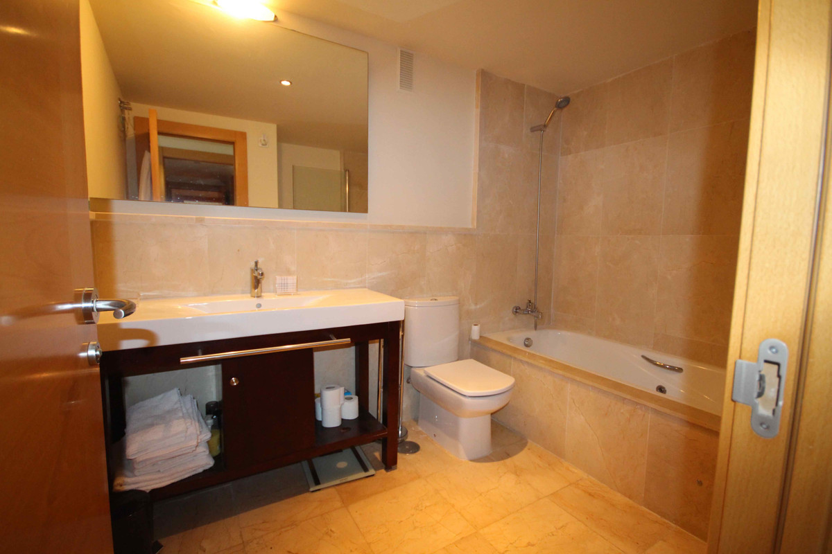 Se vende Apartamento Planta Media de 2 dormitorios en Costa Del Sol, Málaga, España