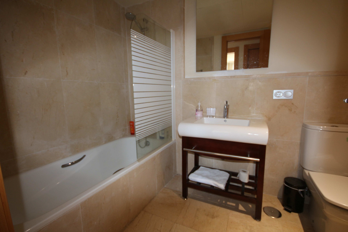 Se vende Apartamento Planta Media de 2 dormitorios en Costa Del Sol, Málaga, España