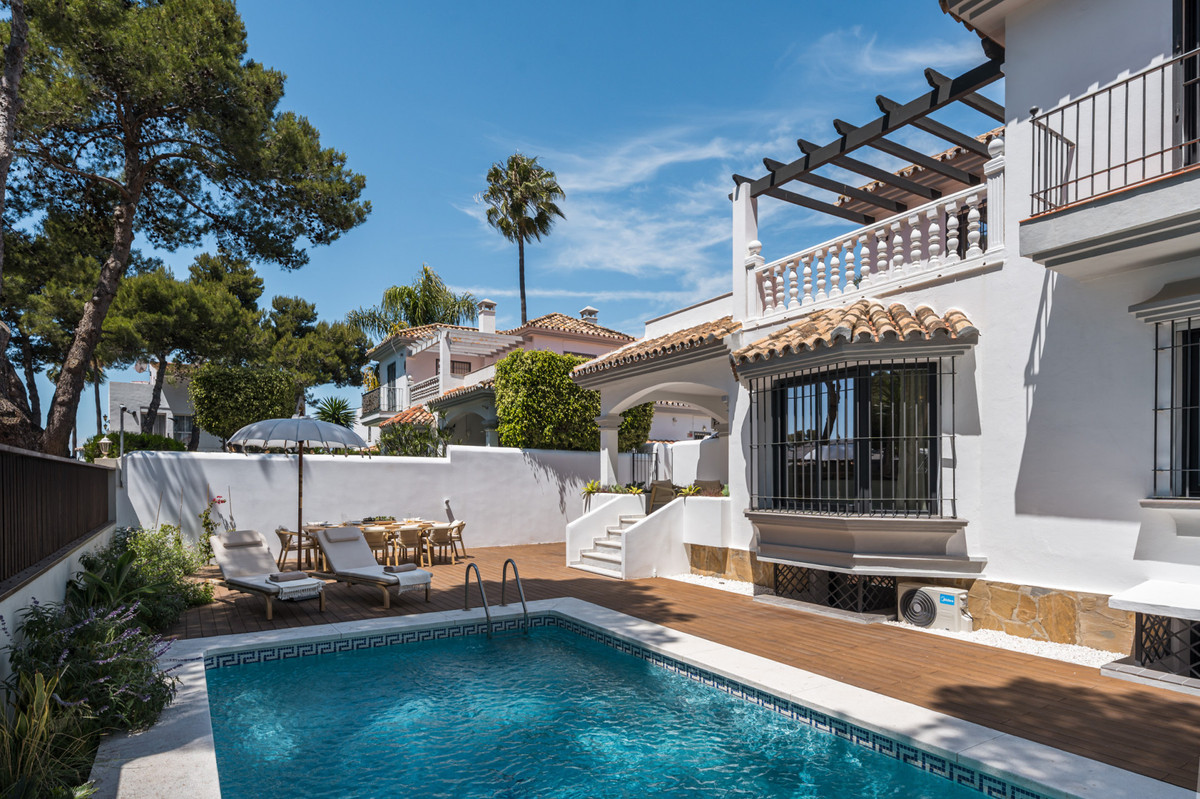 6 Bed Townhouse for sale in Nueva Andalucía Costa Del Sol, Málaga, Spain