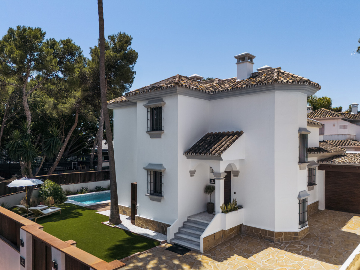 6 Bed Townhouse for sale in Nueva Andalucía Costa Del Sol, Málaga, Spain