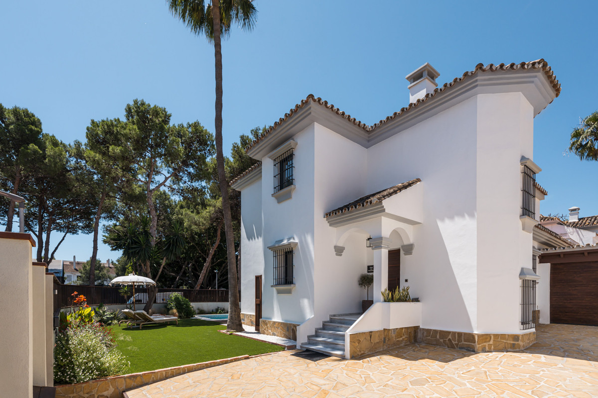 6 Bed Townhouse for sale in Nueva Andalucía Costa Del Sol, Málaga, Spain