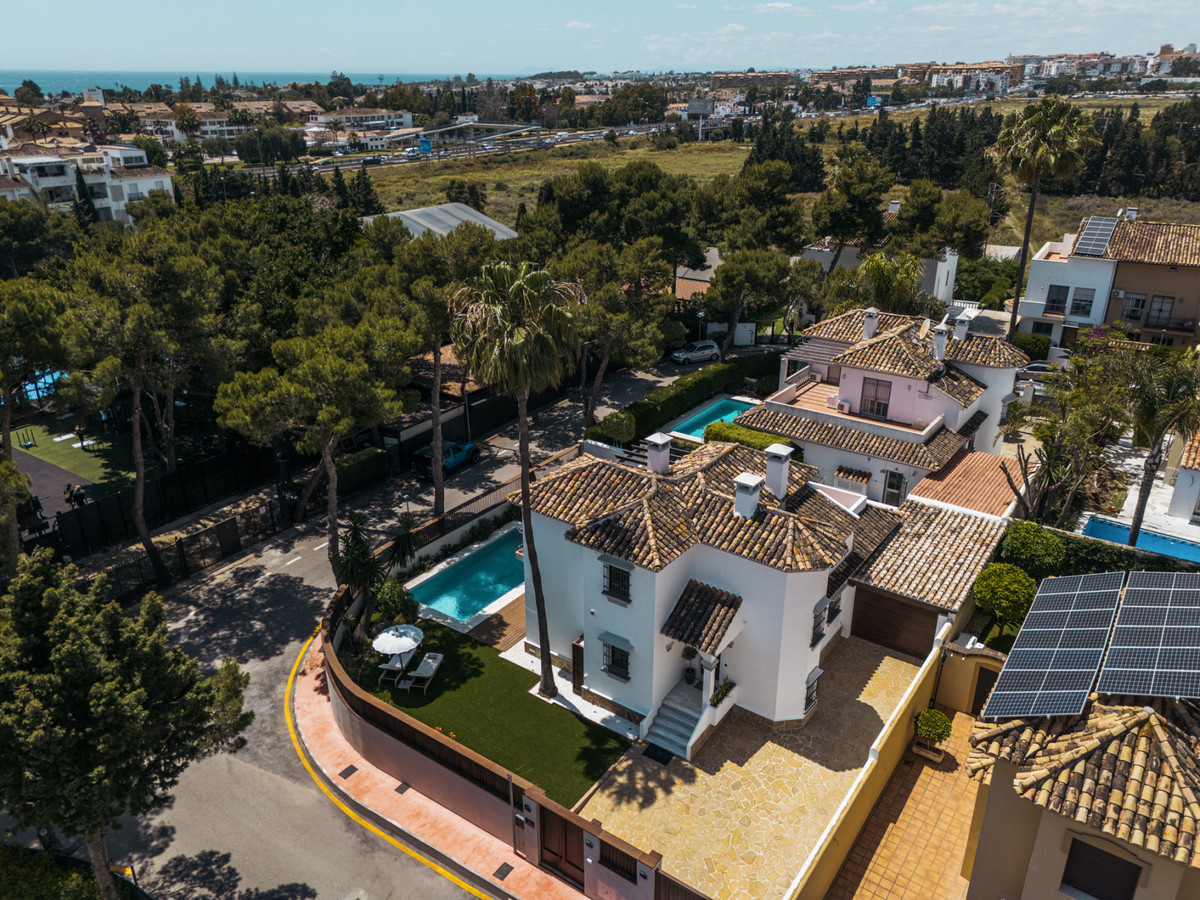 6 Bed Townhouse for sale in Nueva Andalucía Costa Del Sol, Málaga, Spain