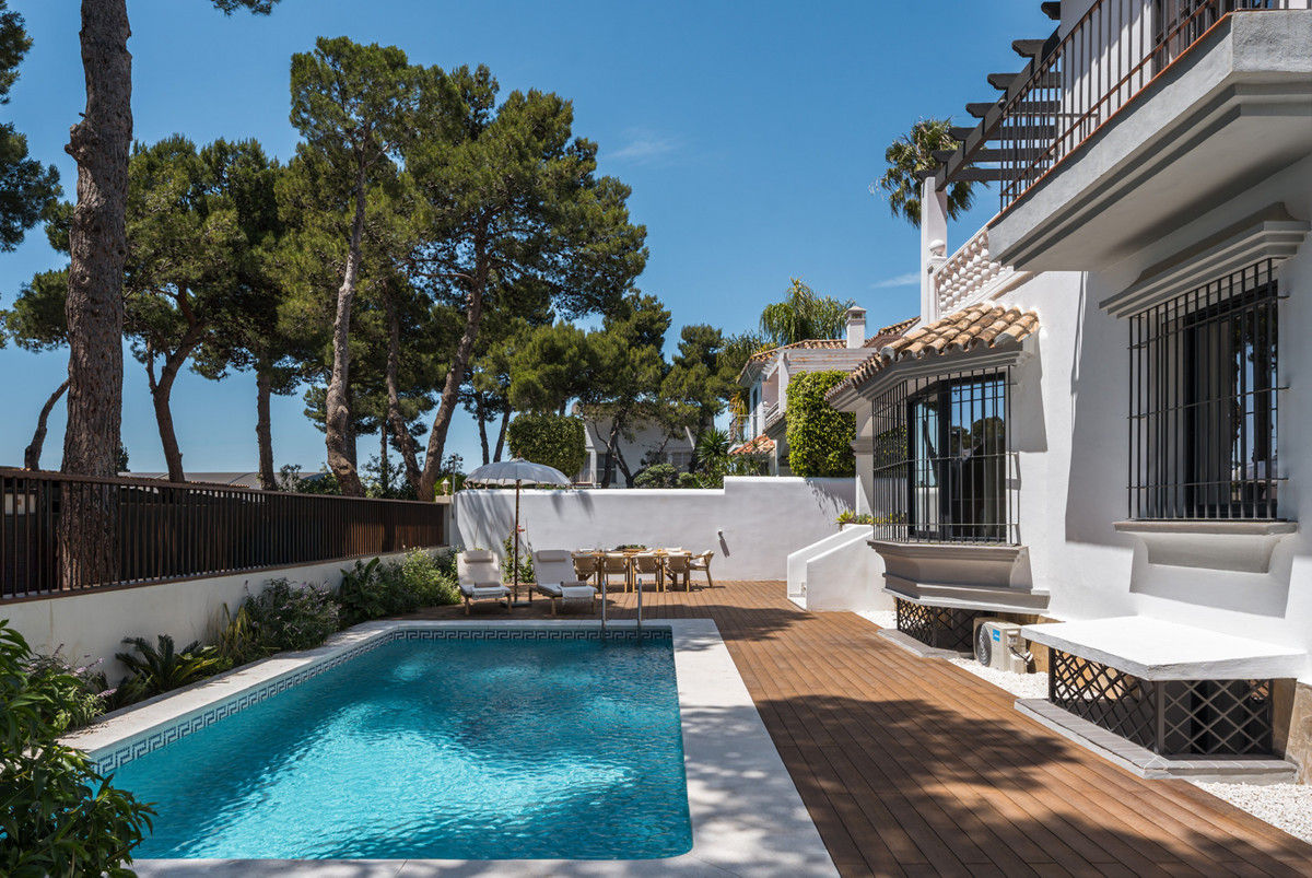 6 Bed Townhouse for sale in Nueva Andalucía Costa Del Sol, Málaga, Spain