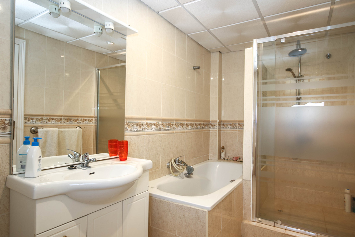 Se vende Villa - Chalet de 5 dormitorios en Costa Del Sol, Málaga, España