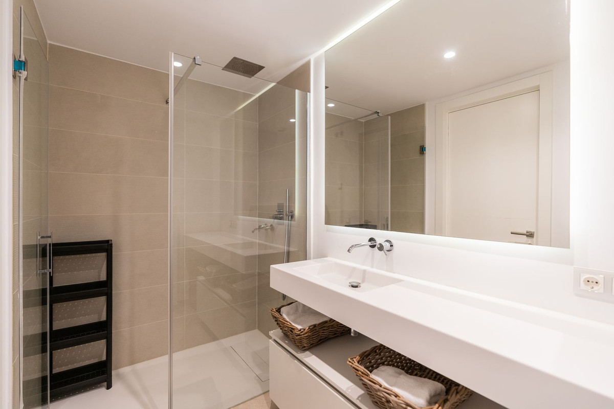5 Bed Apartment for sale in Estepona Costa Del Sol, Málaga, Spain