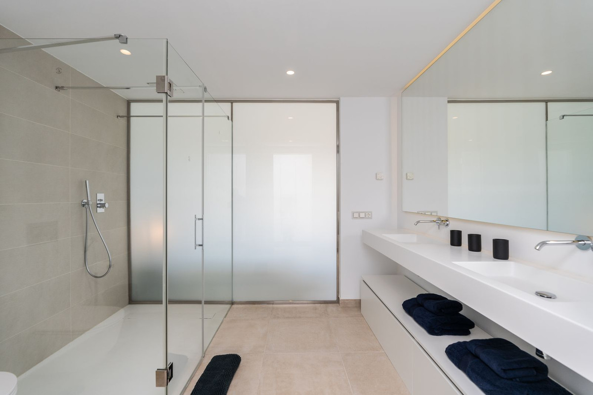 5 Bed Apartment for sale in Estepona Costa Del Sol, Málaga, Spain