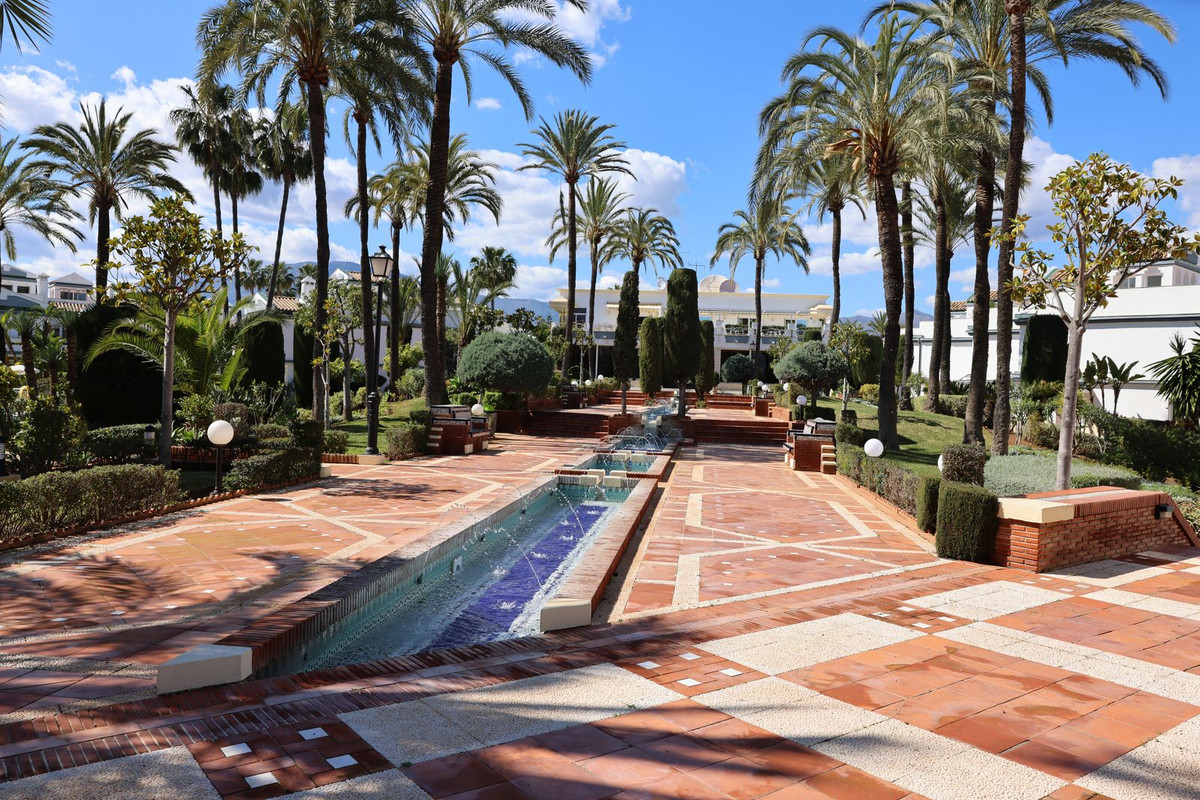 5 Bed Townhouse for sale in Estepona Costa Del Sol, Málaga, Spain