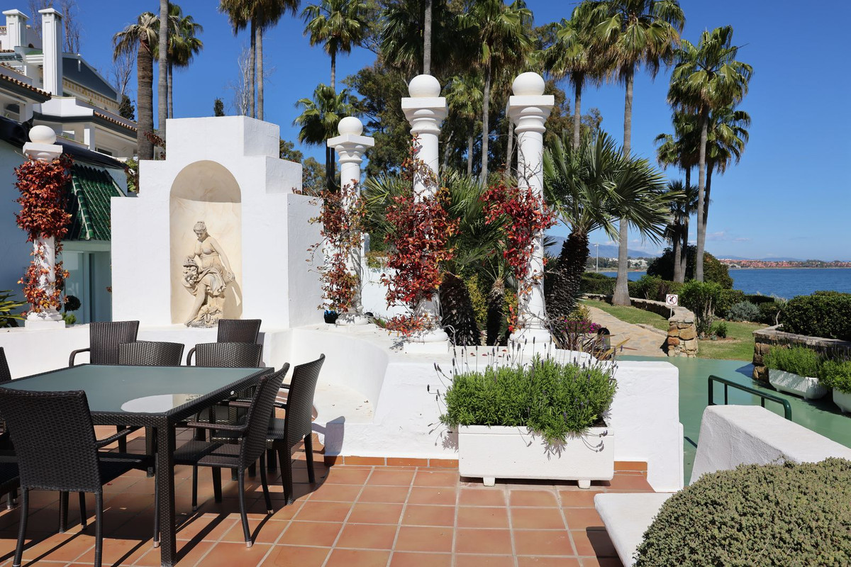 5 Bed Townhouse for sale in Estepona Costa Del Sol, Málaga, Spain
