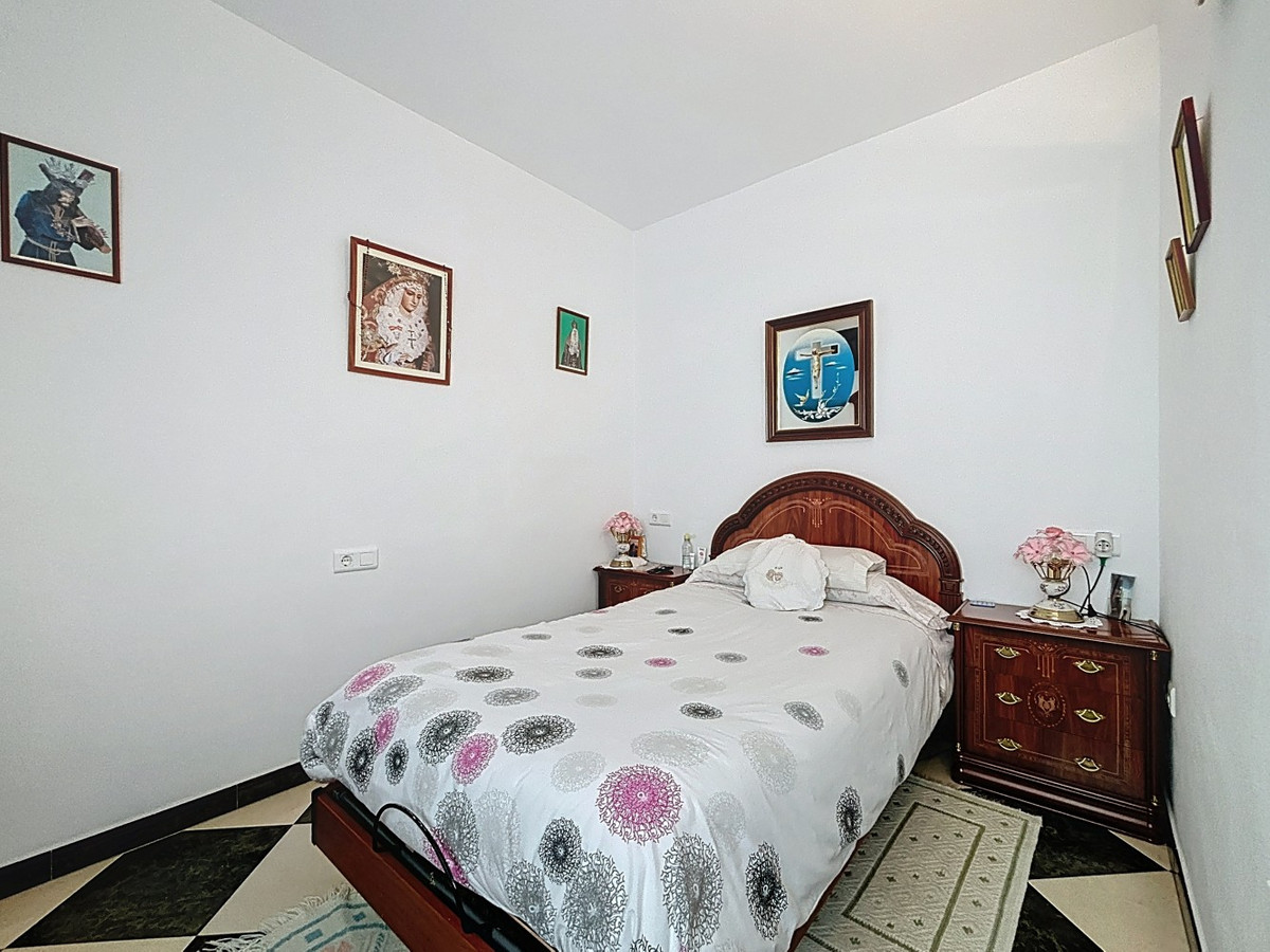 5 Bed Townhouse for sale in La Viñuela Costa Del Sol East, Málaga, Spain
