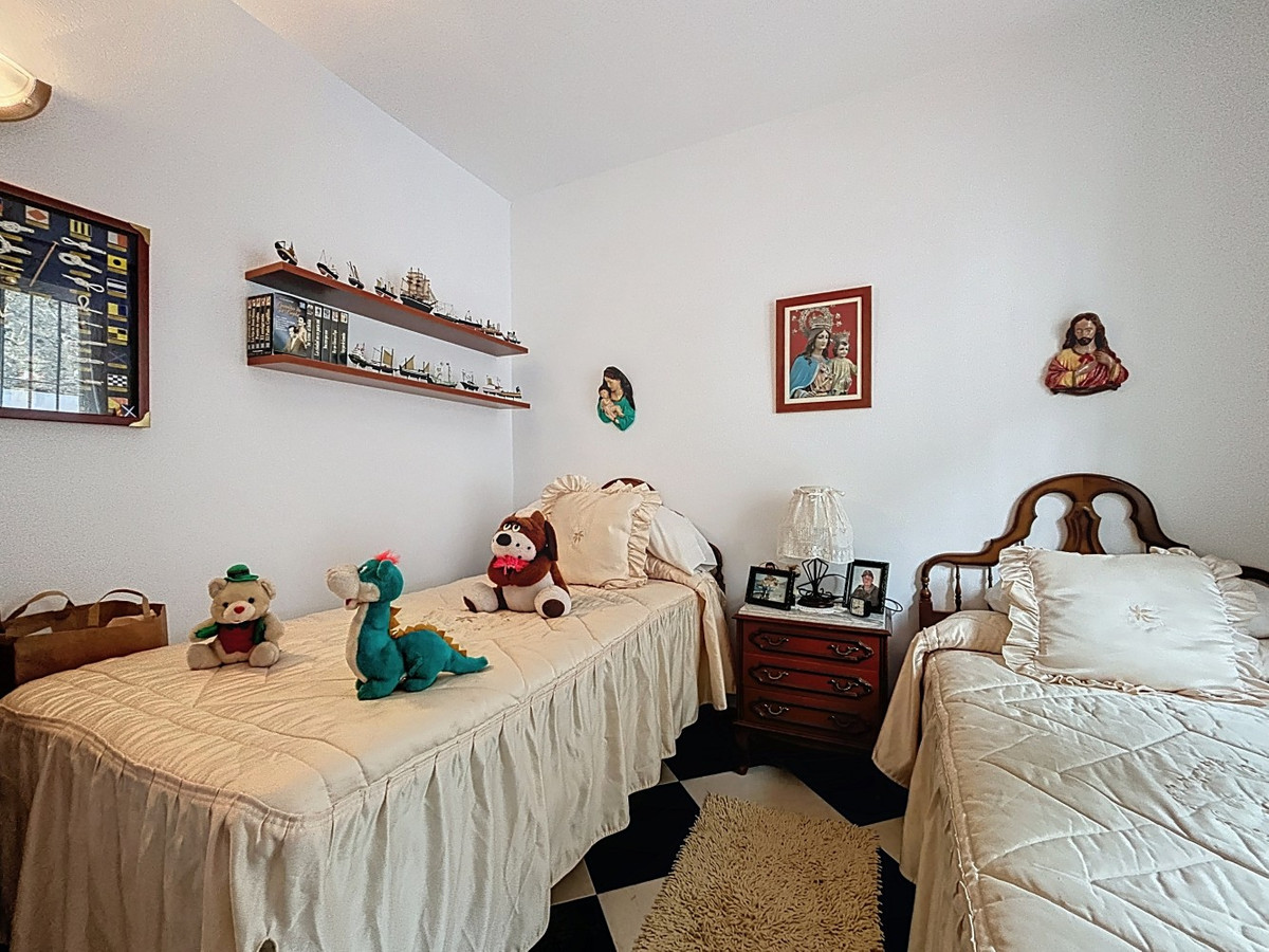5 Bed Townhouse for sale in La Viñuela Costa Del Sol East, Málaga, Spain