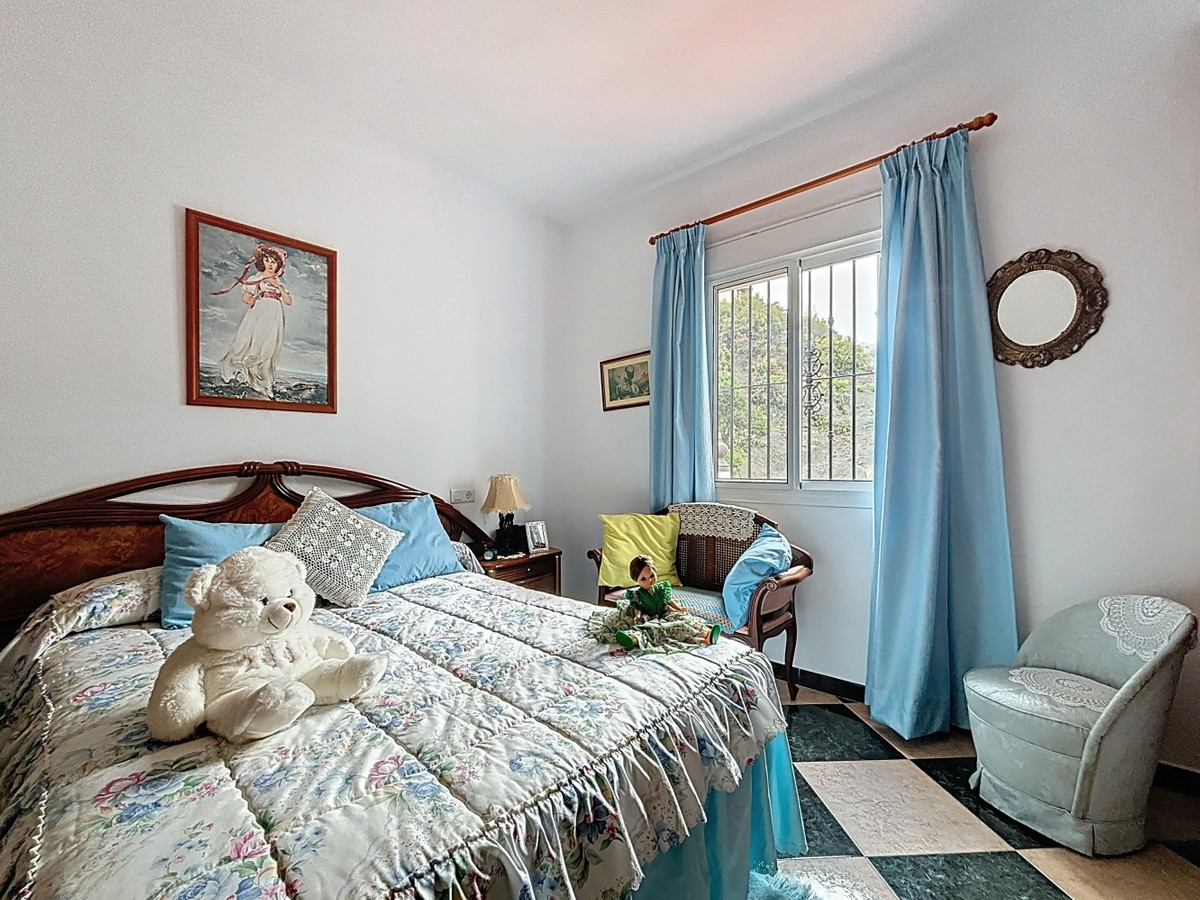 5 Bed Townhouse for sale in La Viñuela Costa Del Sol East, Málaga, Spain
