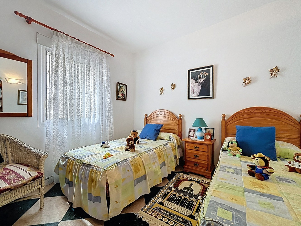 5 Bed Townhouse for sale in La Viñuela Costa Del Sol East, Málaga, Spain
