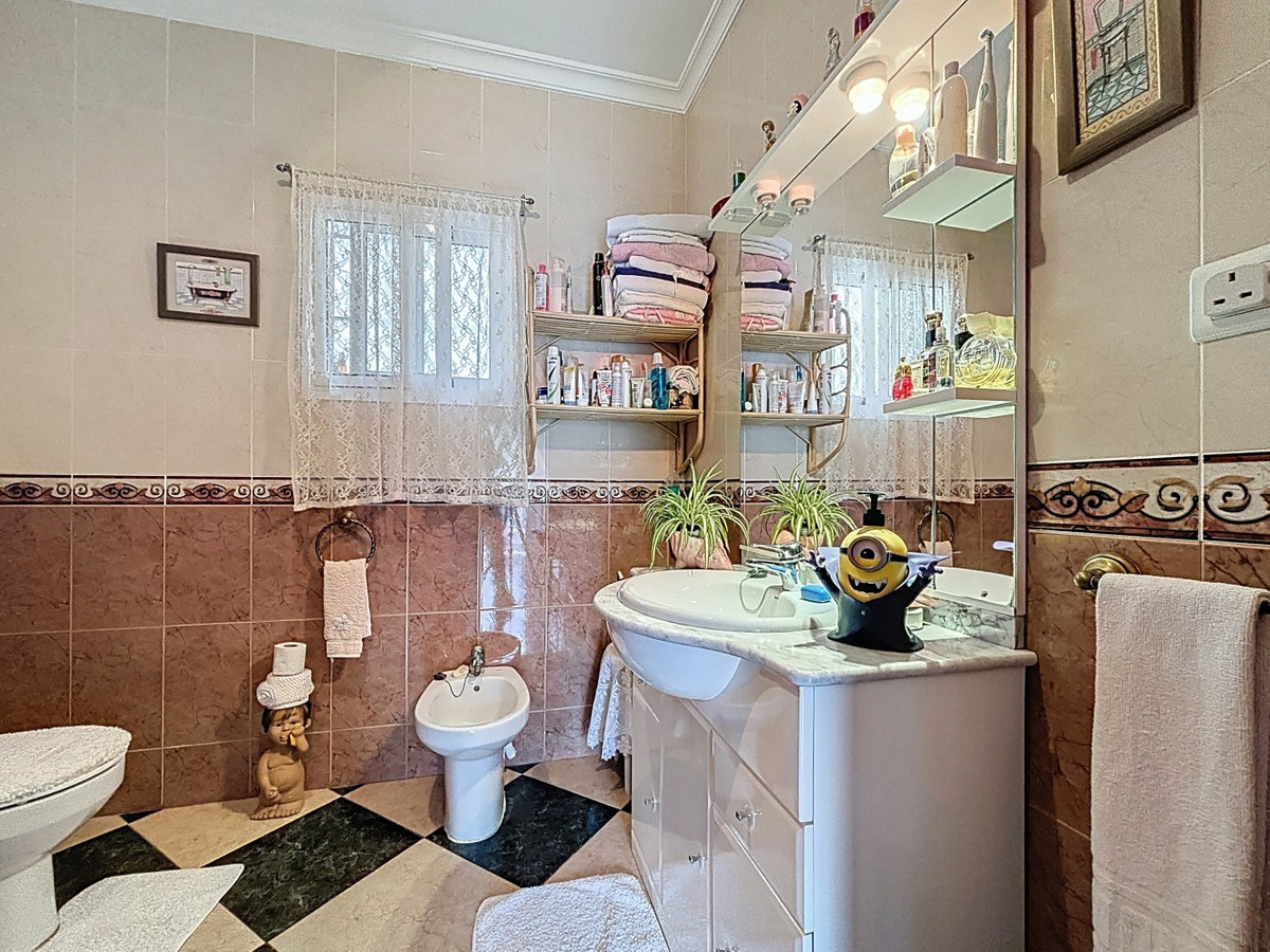 5 Bed Townhouse for sale in La Viñuela Costa Del Sol East, Málaga, Spain
