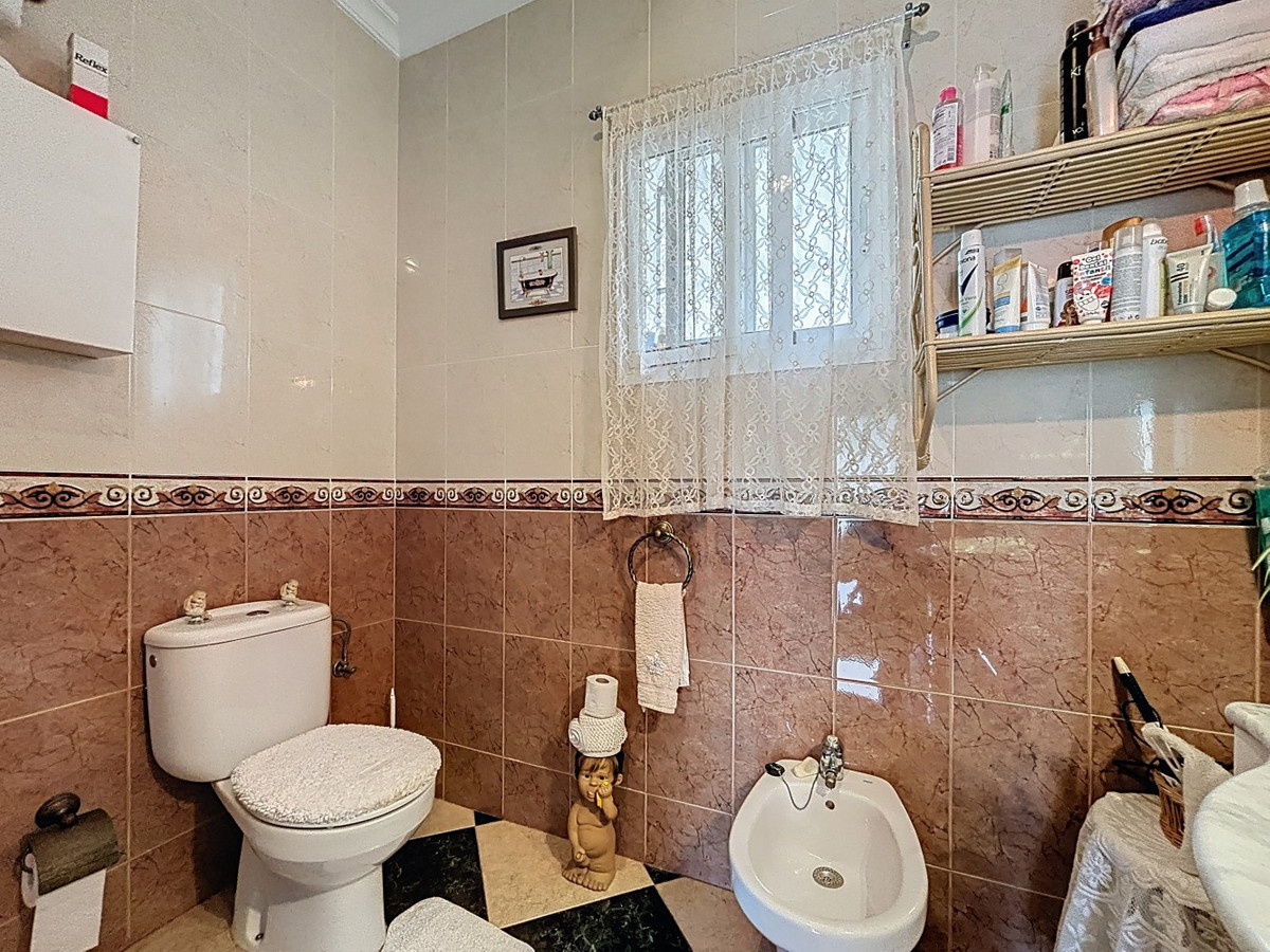 5 Bed Townhouse for sale in La Viñuela Costa Del Sol East, Málaga, Spain