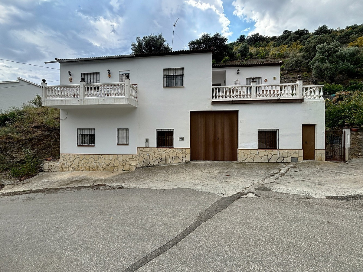 5 Bed Townhouse for sale in La Viñuela Costa Del Sol East, Málaga, Spain