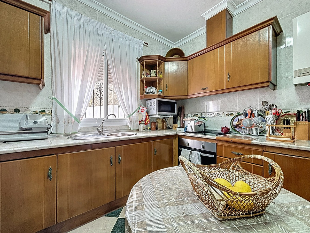 5 Bed Townhouse for sale in La Viñuela Costa Del Sol East, Málaga, Spain
