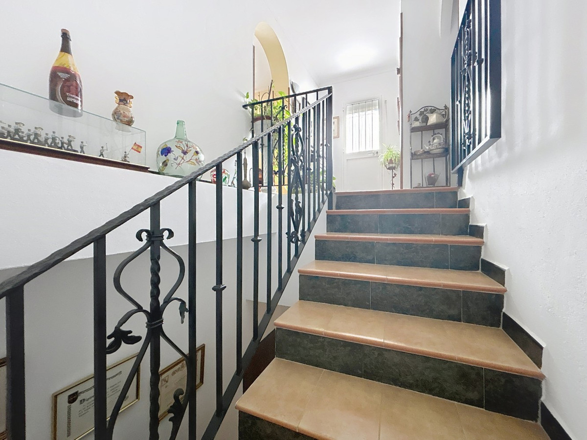 5 Bed Townhouse for sale in La Viñuela Costa Del Sol East, Málaga, Spain
