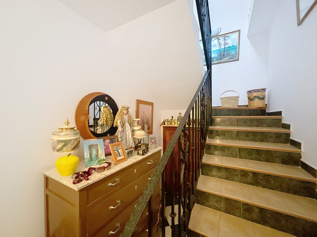 5 Bed Townhouse for sale in La Viñuela Costa Del Sol East, Málaga, Spain