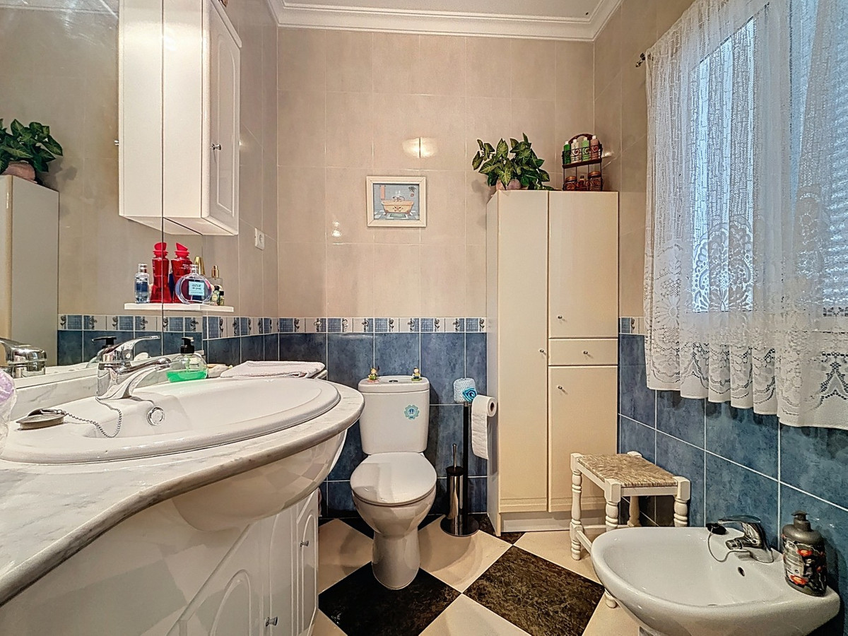 5 Bed Townhouse for sale in La Viñuela Costa Del Sol East, Málaga, Spain
