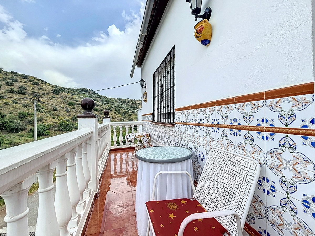 5 Bed Townhouse for sale in La Viñuela Costa Del Sol East, Málaga, Spain