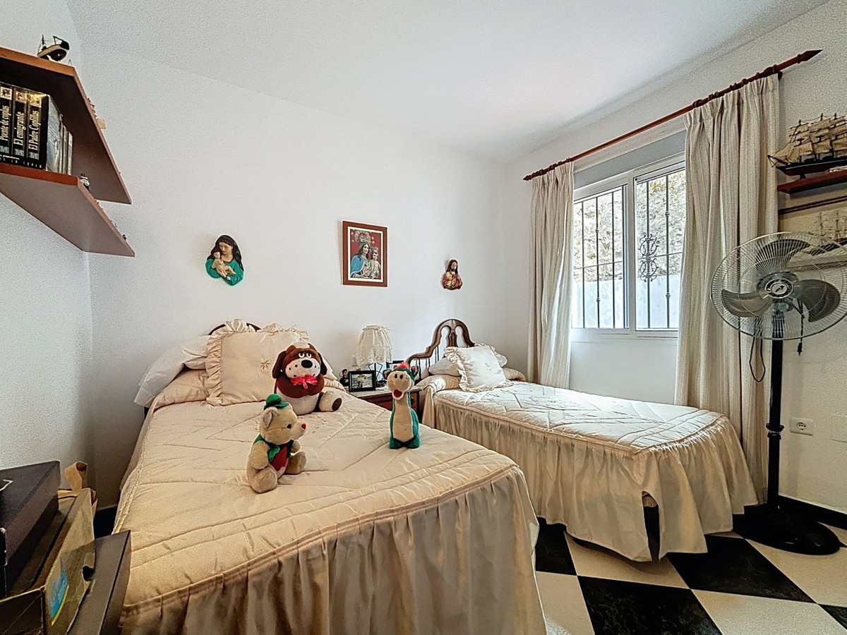 5 Bed Townhouse for sale in La Viñuela Costa Del Sol East, Málaga, Spain
