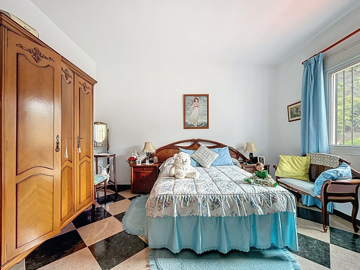 5 Bed Townhouse for sale in La Viñuela Costa Del Sol East, Málaga, Spain