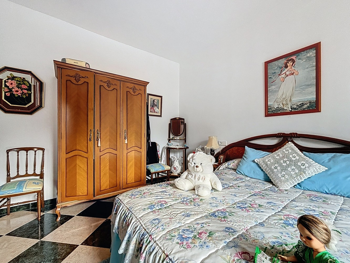 5 Bed Townhouse for sale in La Viñuela Costa Del Sol East, Málaga, Spain