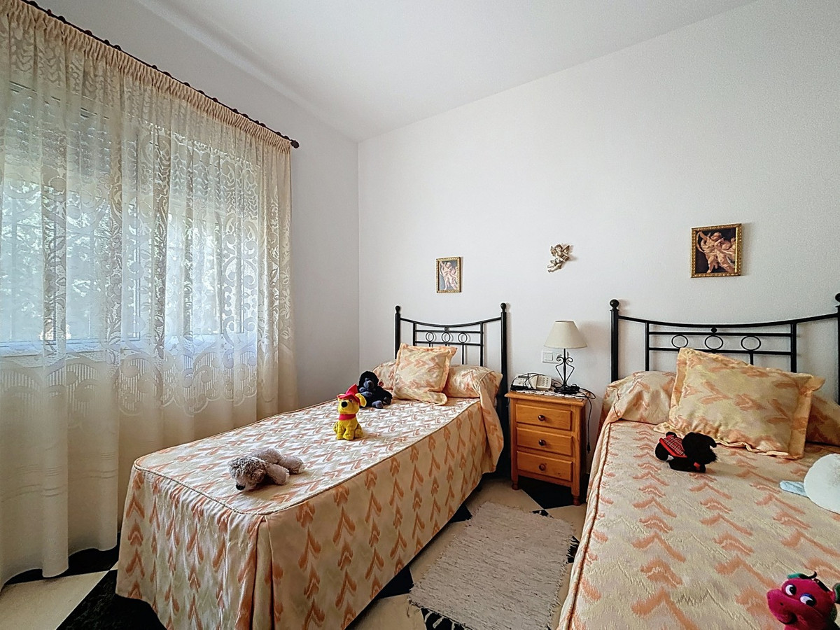 5 Bed Townhouse for sale in La Viñuela Costa Del Sol East, Málaga, Spain