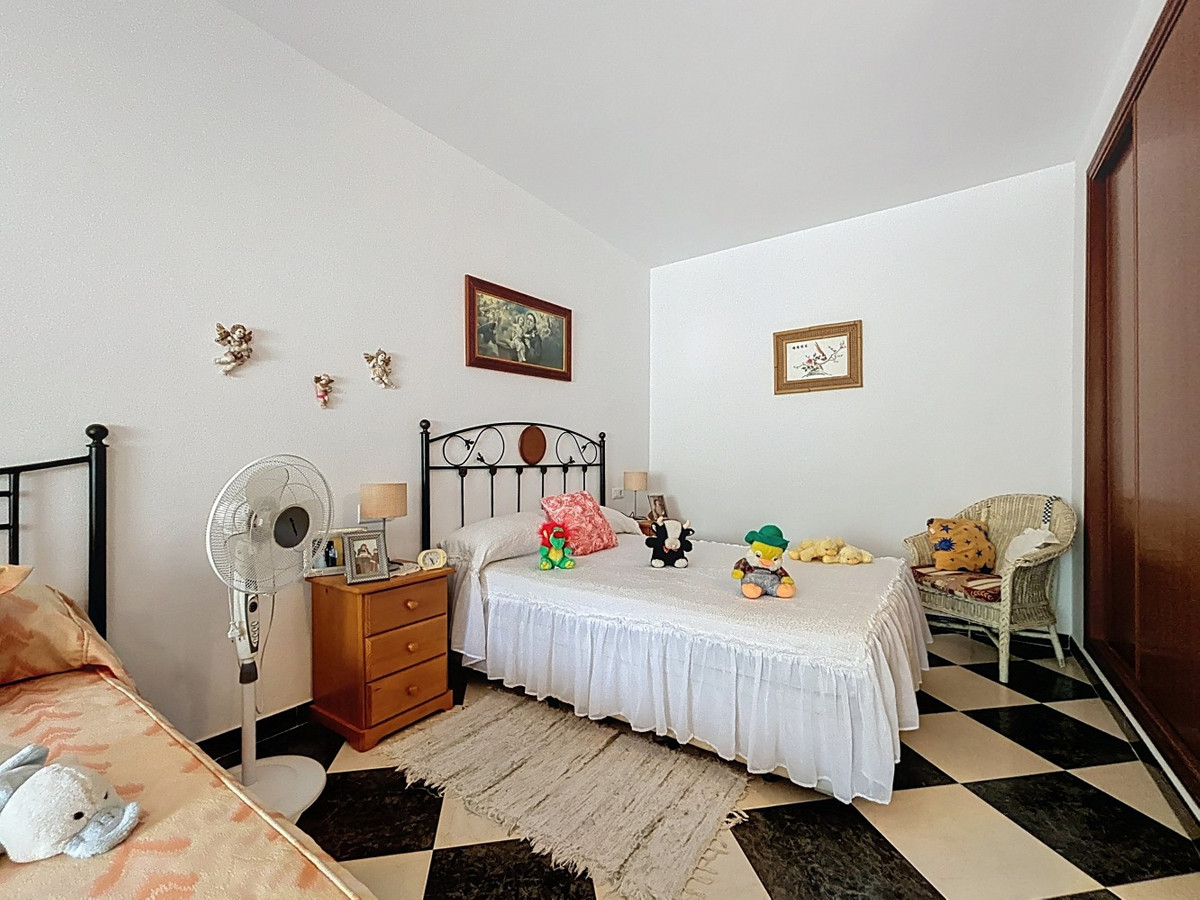 5 Bed Townhouse for sale in La Viñuela Costa Del Sol East, Málaga, Spain
